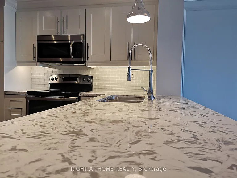 7440 Bathurst St #1102 — Photo 11