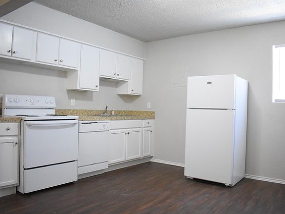 3rd image of 1606 Elkhart Ave APT 25