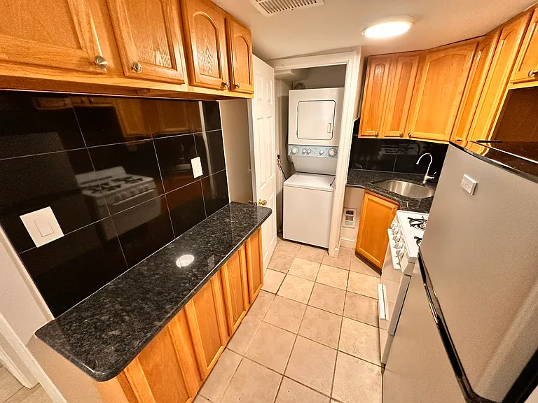 1920 Bainbridge St #1F — Photo 2