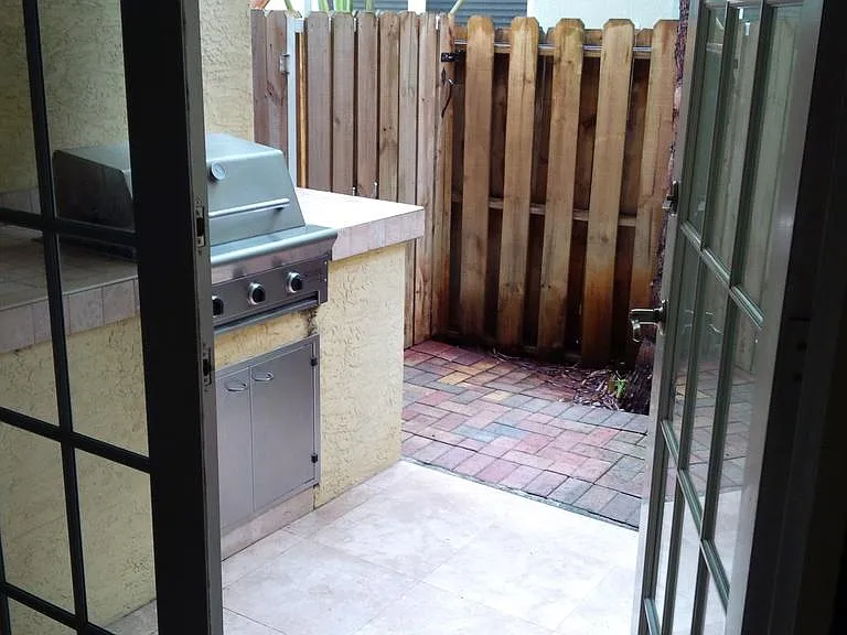 857 SW 11th Ct — Photo 5