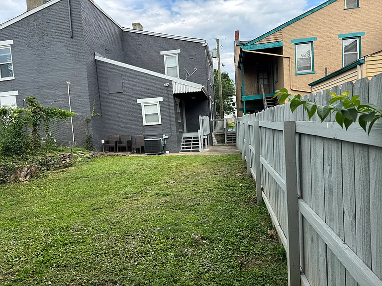 1031 Lee St — Photo 12
