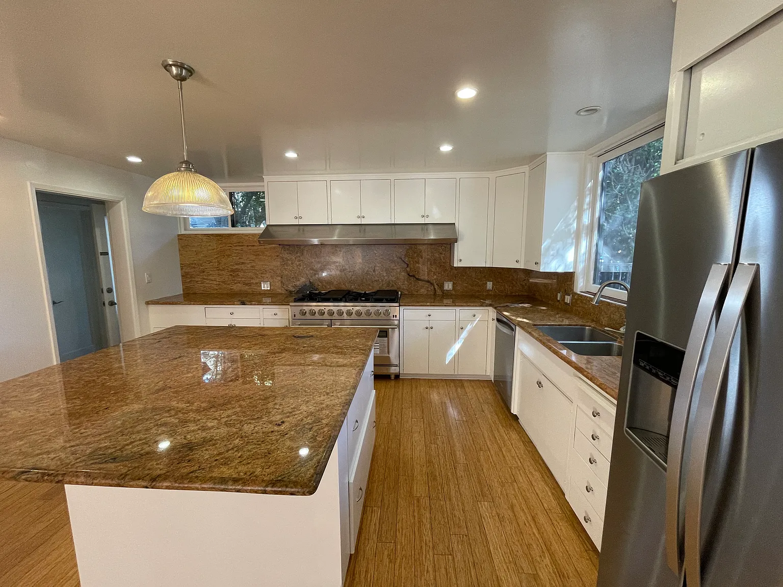2 bed, 2.5 bath, 1250 sqft, $5,500 — Photo 2