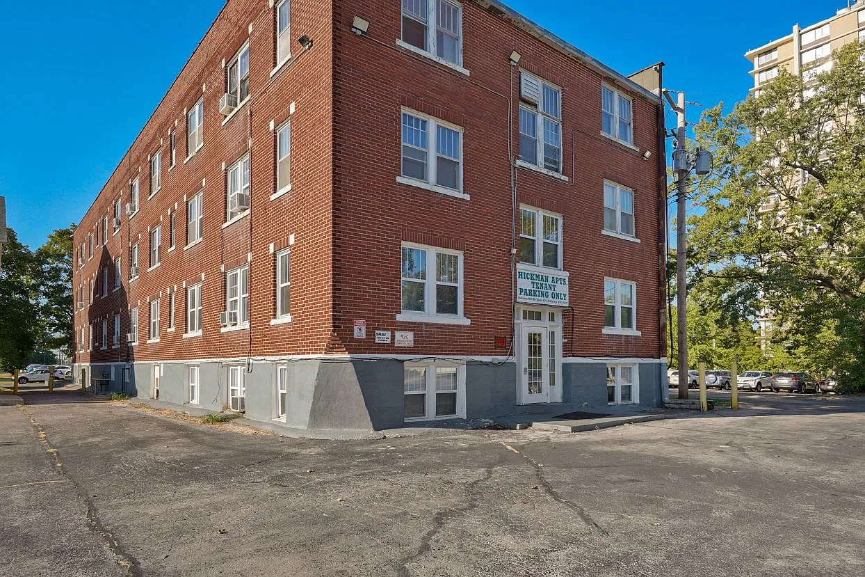 Hickman Plaza Apartments / 915 E. Elm Street — Photo 3