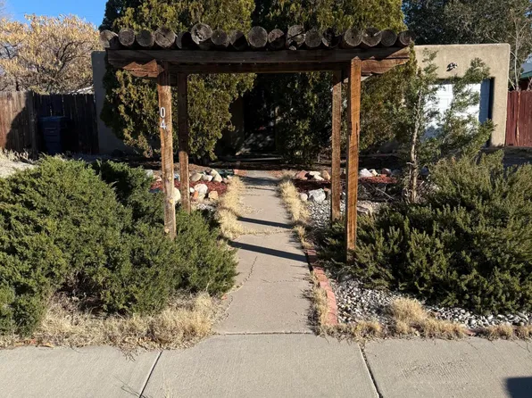 1304 Luthy Cir NE, Albuquerque, NM 87112