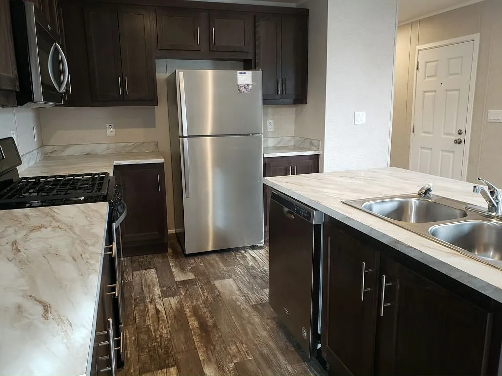 3 bed, 2.0 bath, 1029 sqft, $1,574 — Photo 2