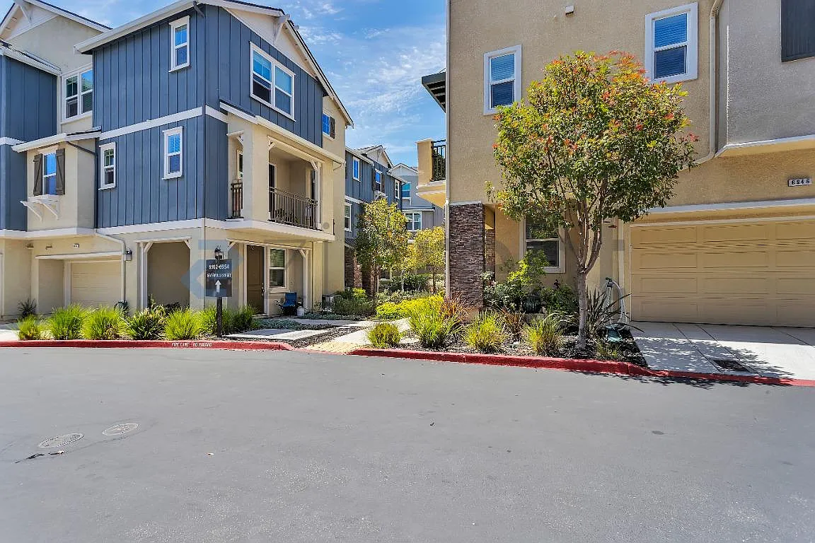 3 bed, 1994 sqft, $3,900 — Photo 1