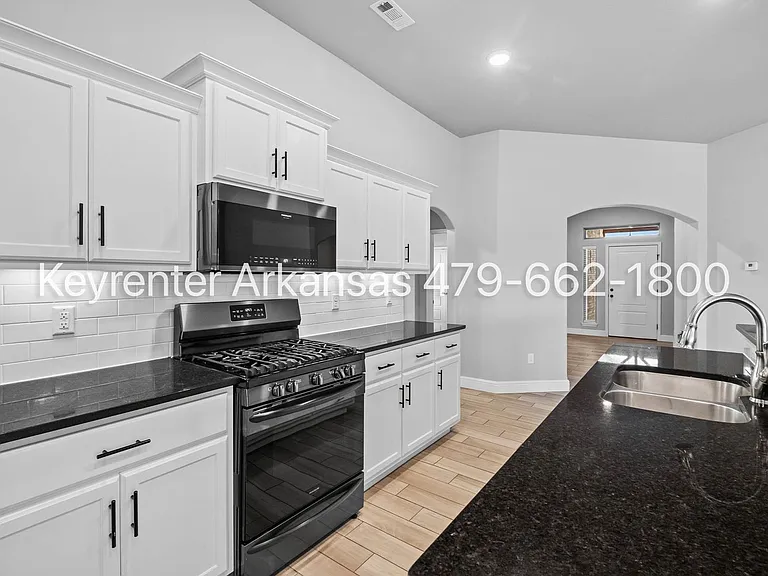 761 Melrose Pl — Photo 11
