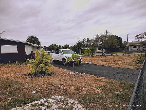 3rd image of 600 NE 23rd Ct