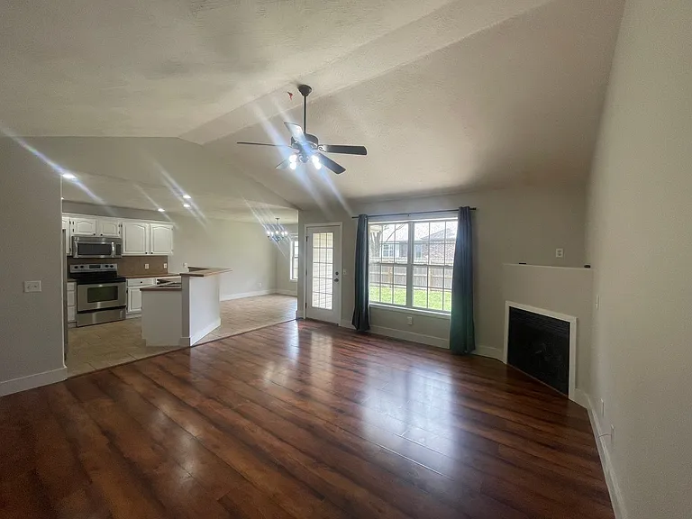 772 E Weller Ct — Photo 3