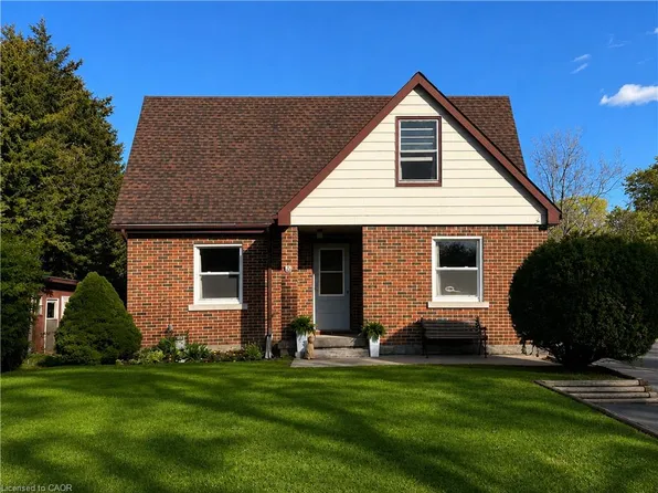 15 Barrett Ave, Cambridge, ON N1R 3A1