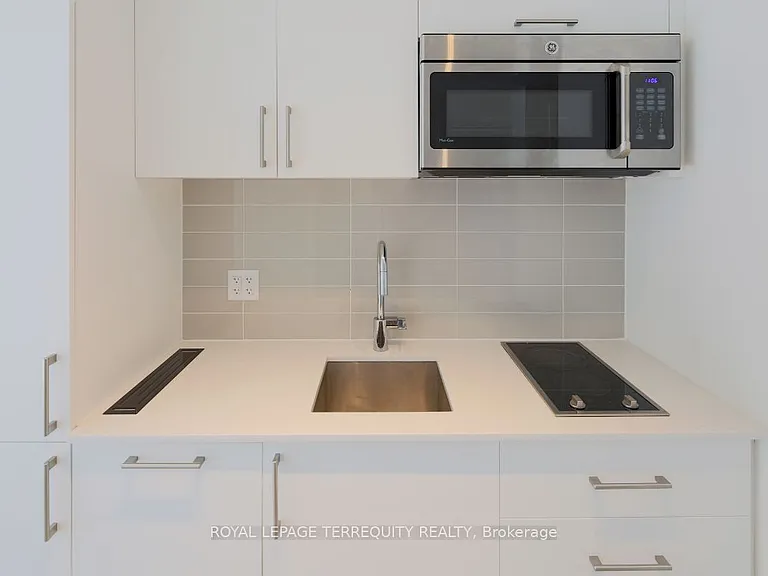 576 Front St W #627 — Photo 14