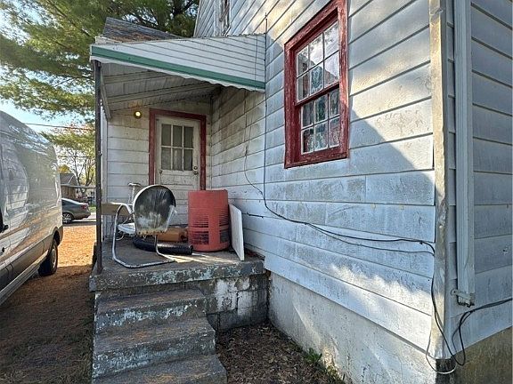 3rd image of 612 N Pleasant Valley Ave