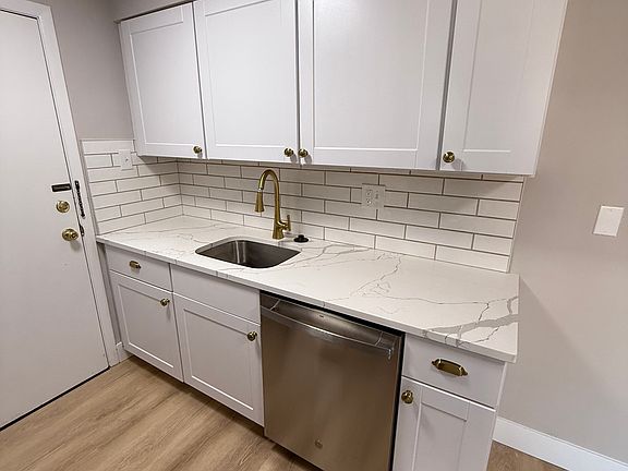 5th image of 715 Lepere Ave APT D