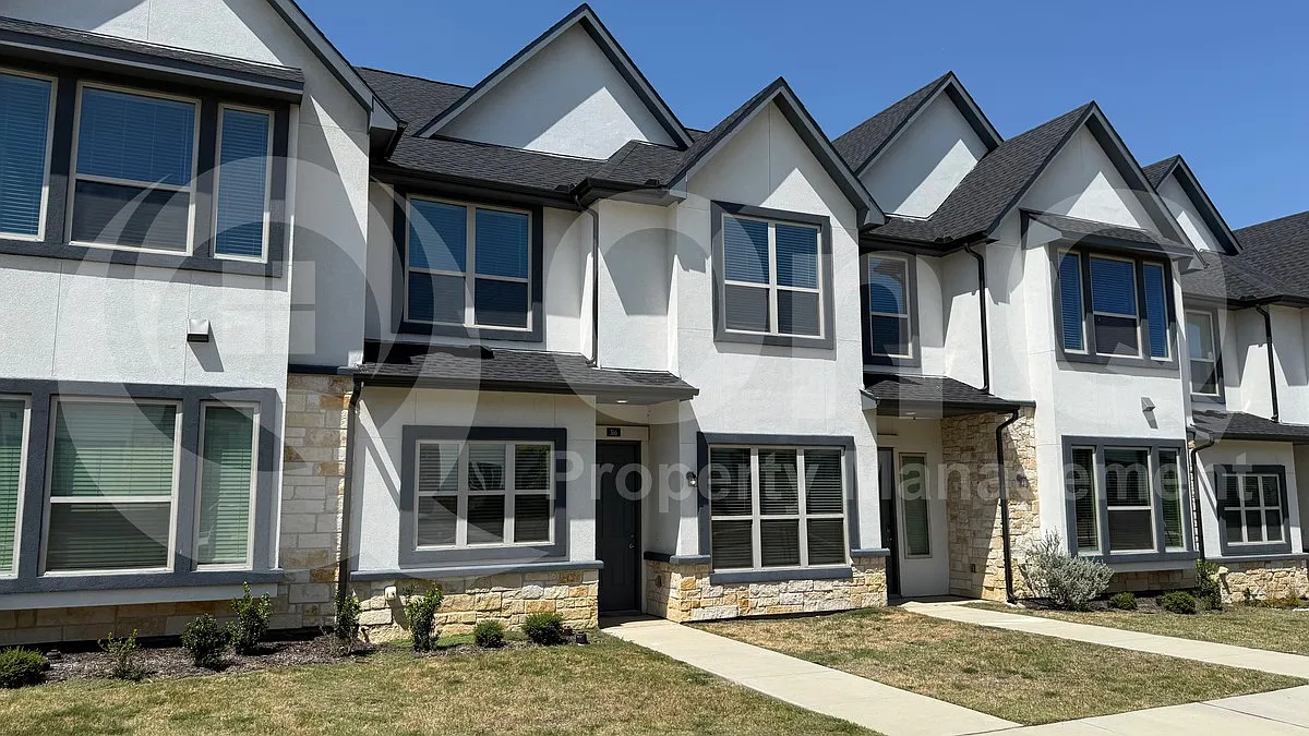 4 bed, 2.5 bath, 2159 sqft, $2,449 — Photo 2