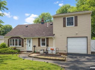 83 Village Rd, Pompton Plains, NJ 07444