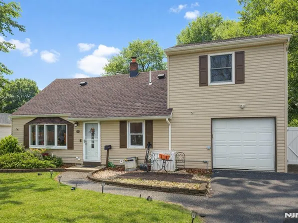 83 Village Rd, Pompton Plains, NJ 07444