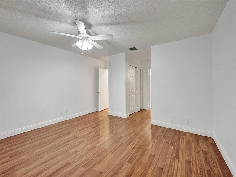 9845 Riverside Dr #8-28 — Photo 22