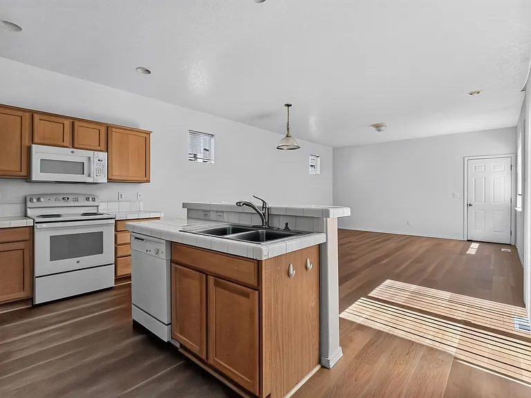 1506 SE Kobus Way — Photo 5
