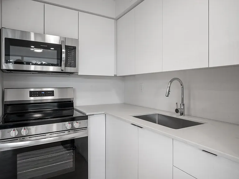 33 Erskine Ave — Photo 32