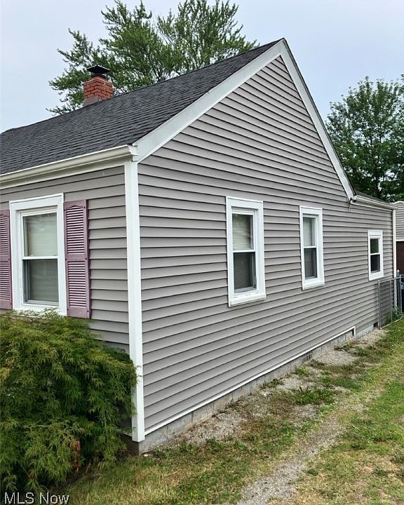 2nd image of 1000 Kelly Ave
