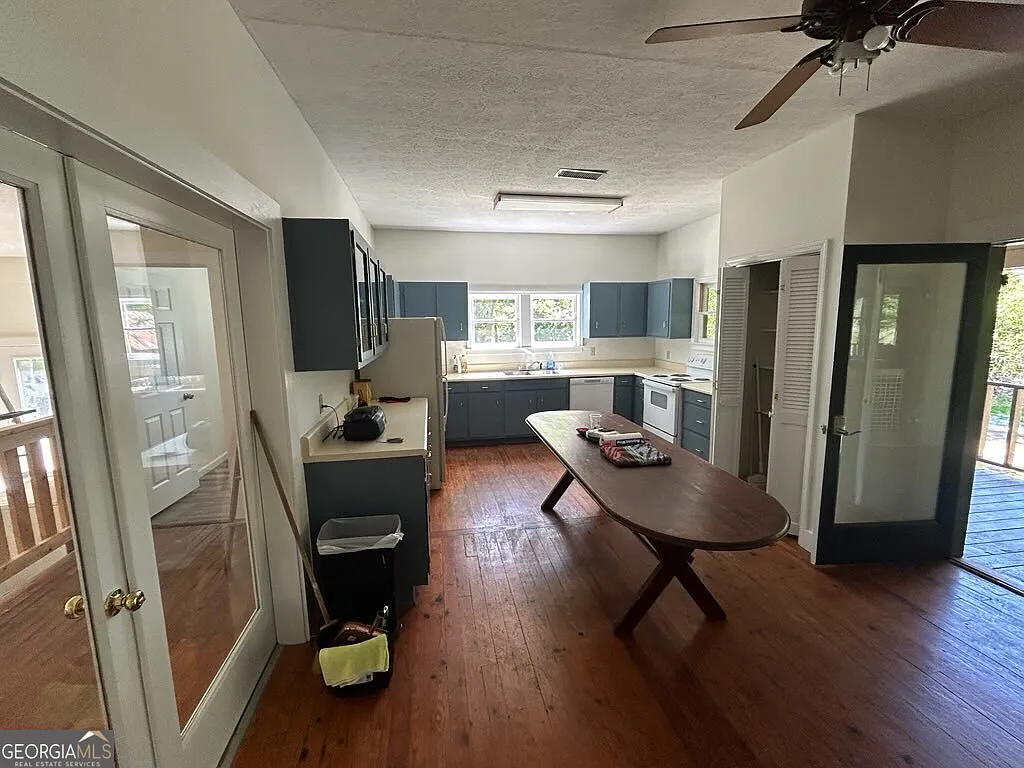 4 bed, 2.5 bath, 2995 sqft, $4,500 — Photo 4