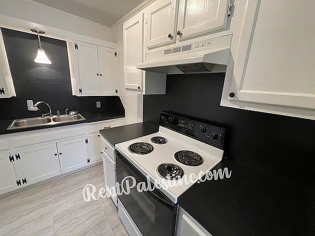 613 E Brazos St #1/2 — Photo 7