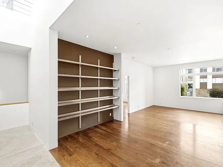 1076 S Van Ness Ave — Photo 19