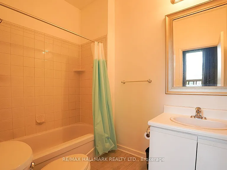 1432 Queen St E #3 — Photo 7
