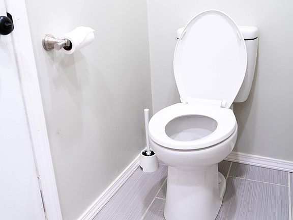 4th image of 1122 Rosemont Ave #1
