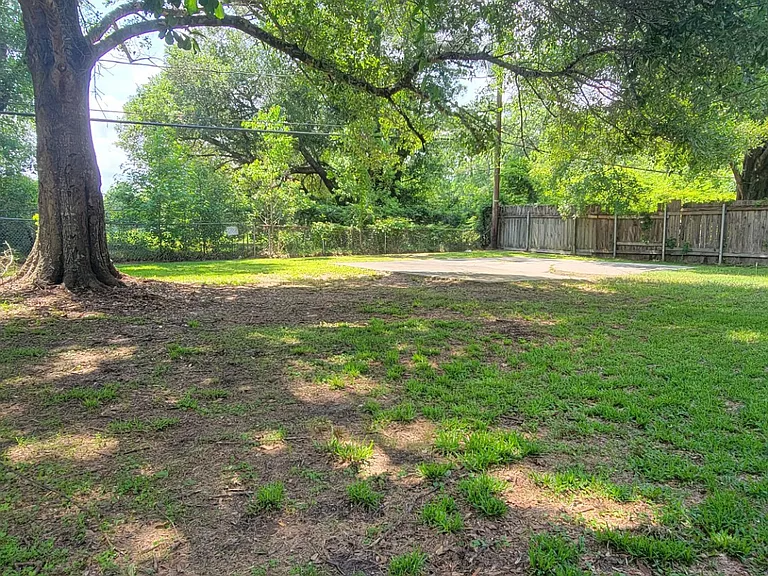 Beautiful Fenced in Yard Perfect for Kids or Pets or Both