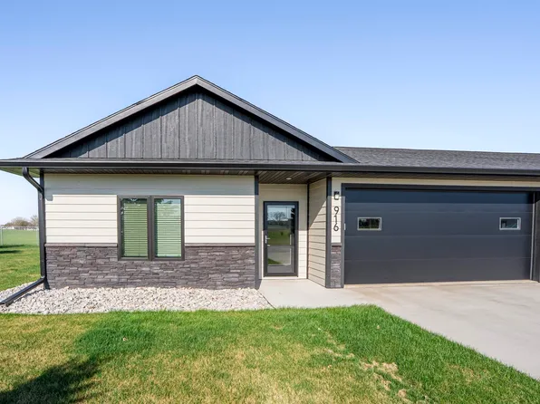 916 Park Ln, Le Mars, IA 51031