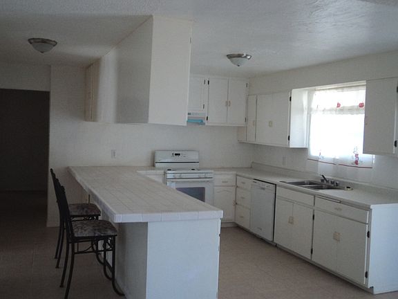 3rd image of 1811 W Avenue L12