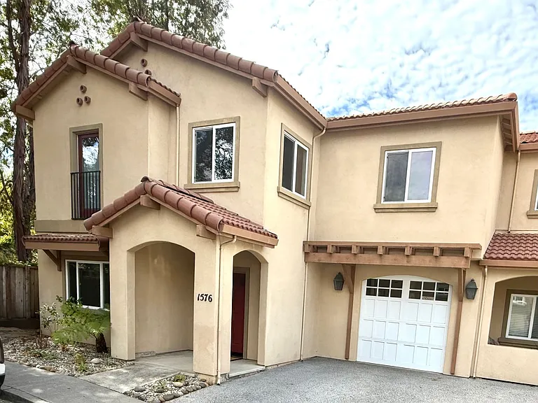 1576 Heritage Ln — Photo 1