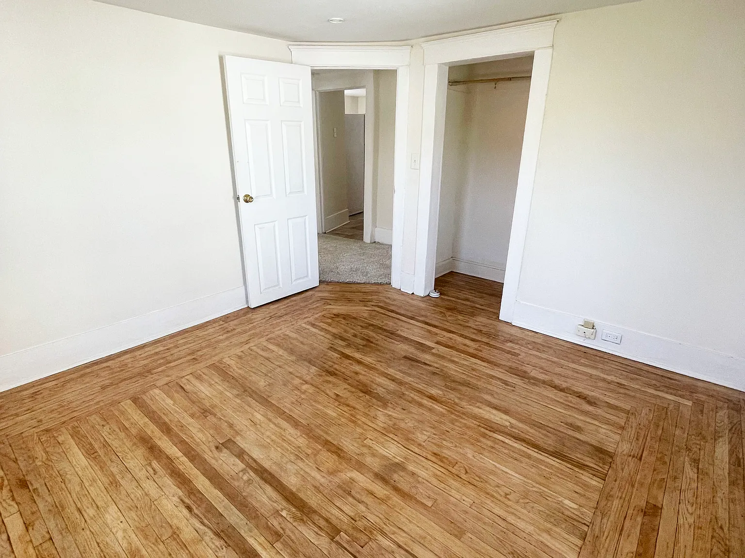 2 bed, 900 sqft, $1,300 — Photo 3