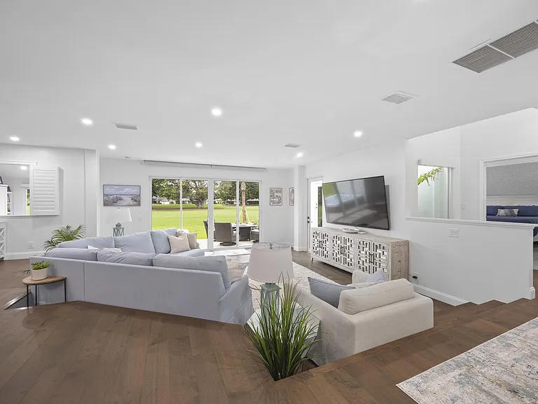 17235 Bay St — Photo 1