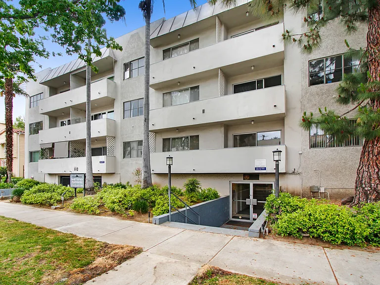 110 S Swall — Photo 11