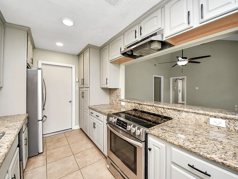 1104 N Heron Dr — Photo 9
