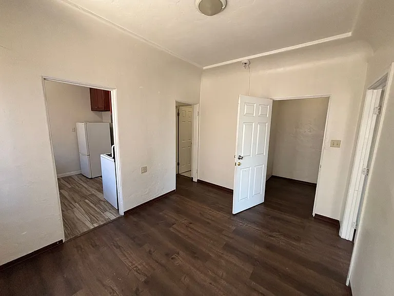 920 Spence St — Photo 3
