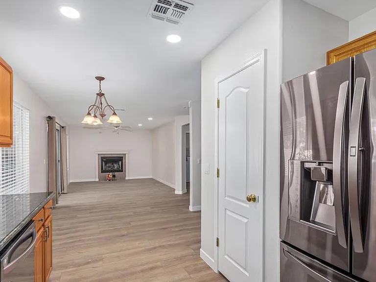 1338 E Grovers Ave — Photo 11