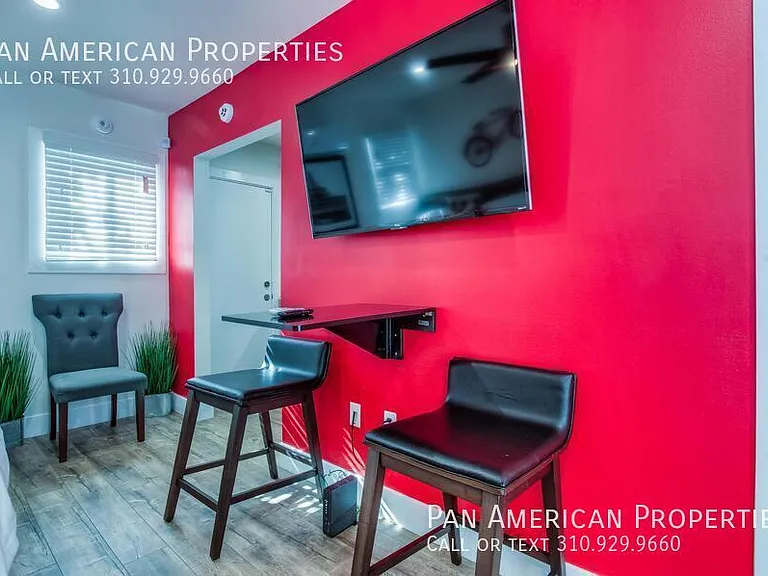 711 E 6th St #11 — Photo 3