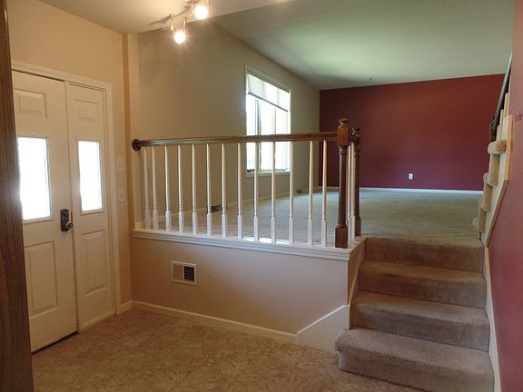 Living Room (15'3" x 19'10")