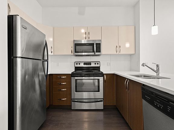 4th image of 13555 Gateway Dr #105