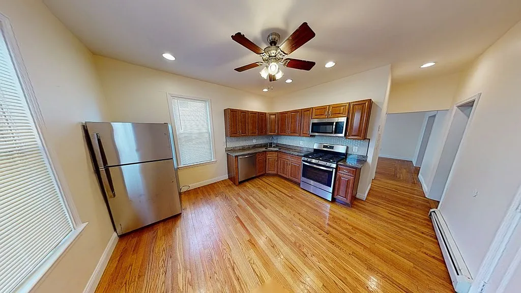 4 bed, 2.0 bath, 1600 sqft, $3,450 — Photo 2