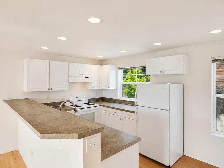 410 W Barrett St — Photo 22