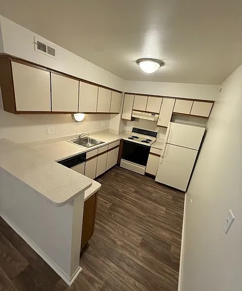 Lakeside Village Apartments — Photo 94