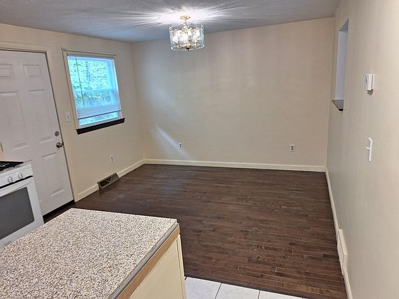4th image of 15-21 Pleasant St #19