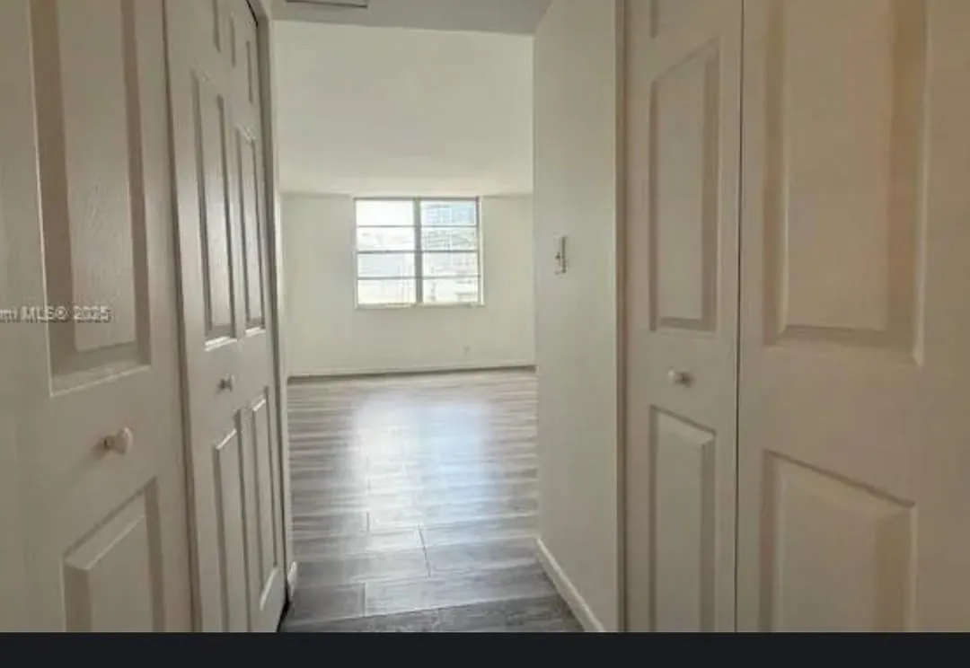 1 bed, 1.5 bath, 910 sqft, $2,300 — Photo 3