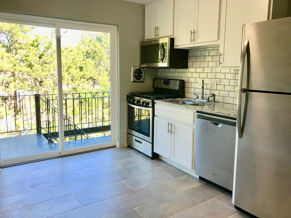 HUGE gourmet Kitchen. Granite Counters and subway tile backs