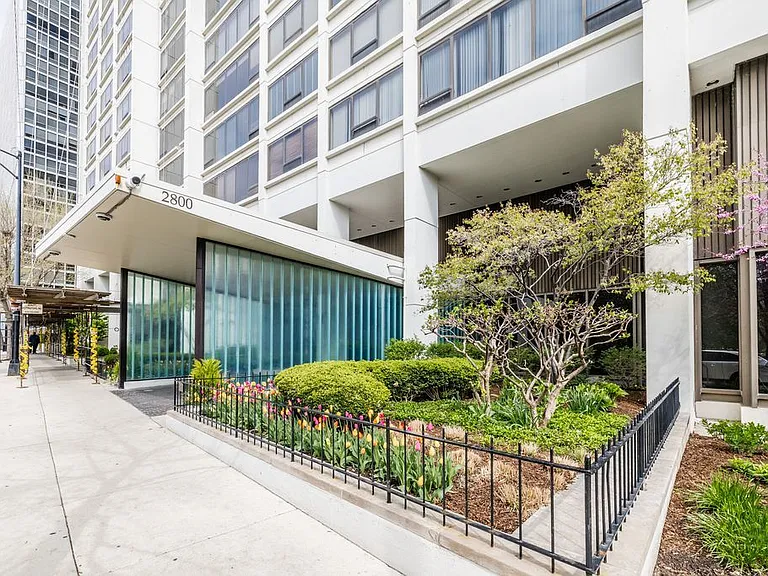 2800 N Lake Shore Dr #3814-3816 — Photo 2
