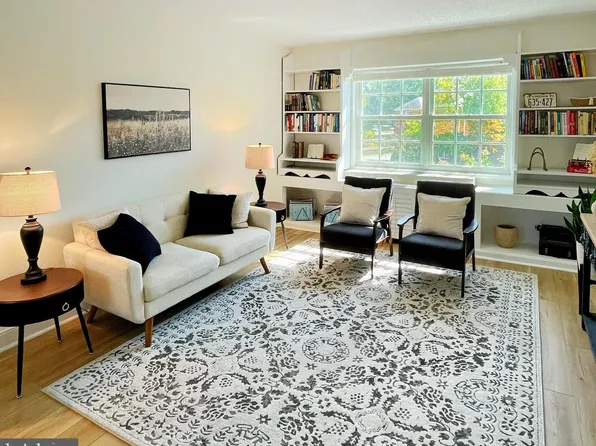 1632 W Abingdon Dr APT 302, Alexandria, VA 22314